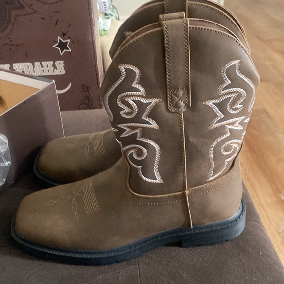 Boots - Picture 3 of 8